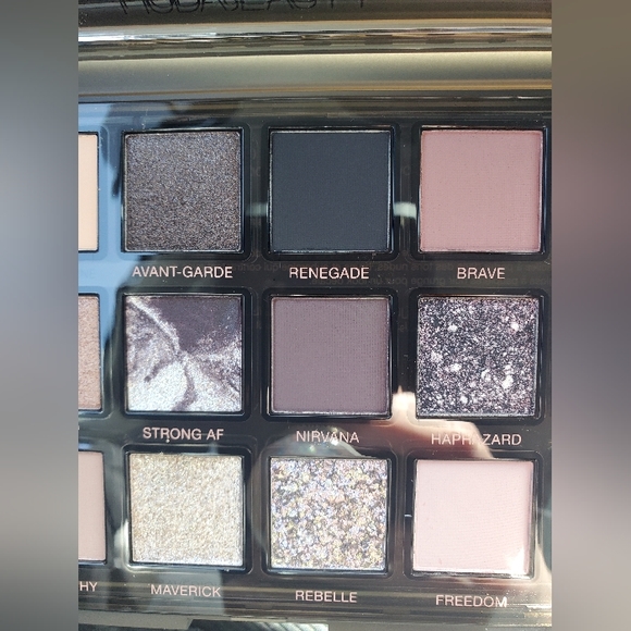 BNIB Huda Beauty Pretty Grunge Eyeshadow Palette - Picture 7 of 8
